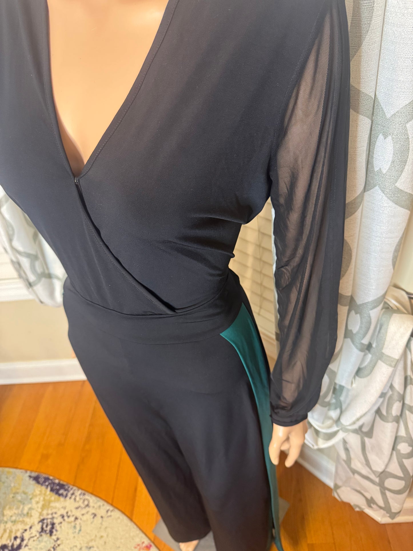 ASHRO Peek-a-Boo Sleeve Romper