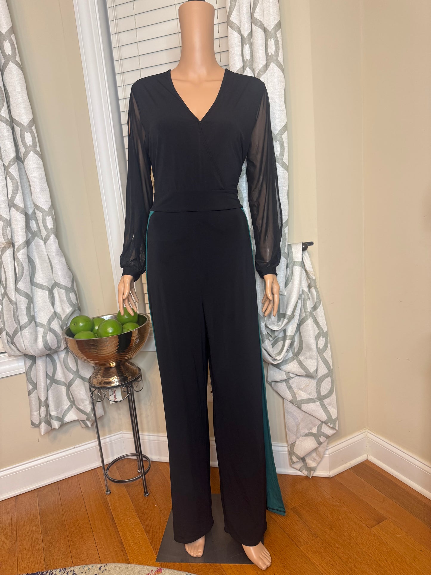 ASHRO Peek-a-Boo Sleeve Romper