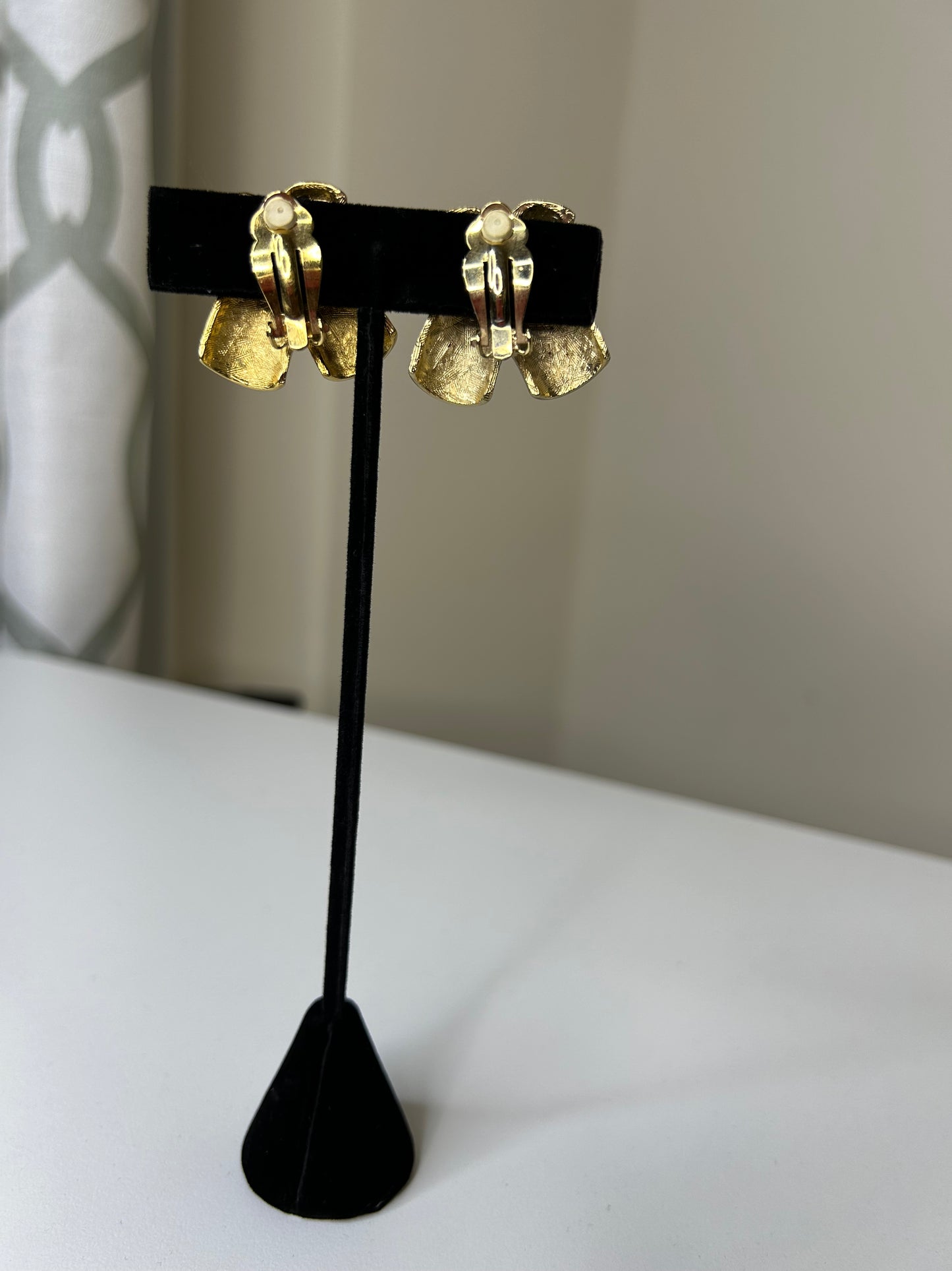 "Kisses" Clipped Earrings