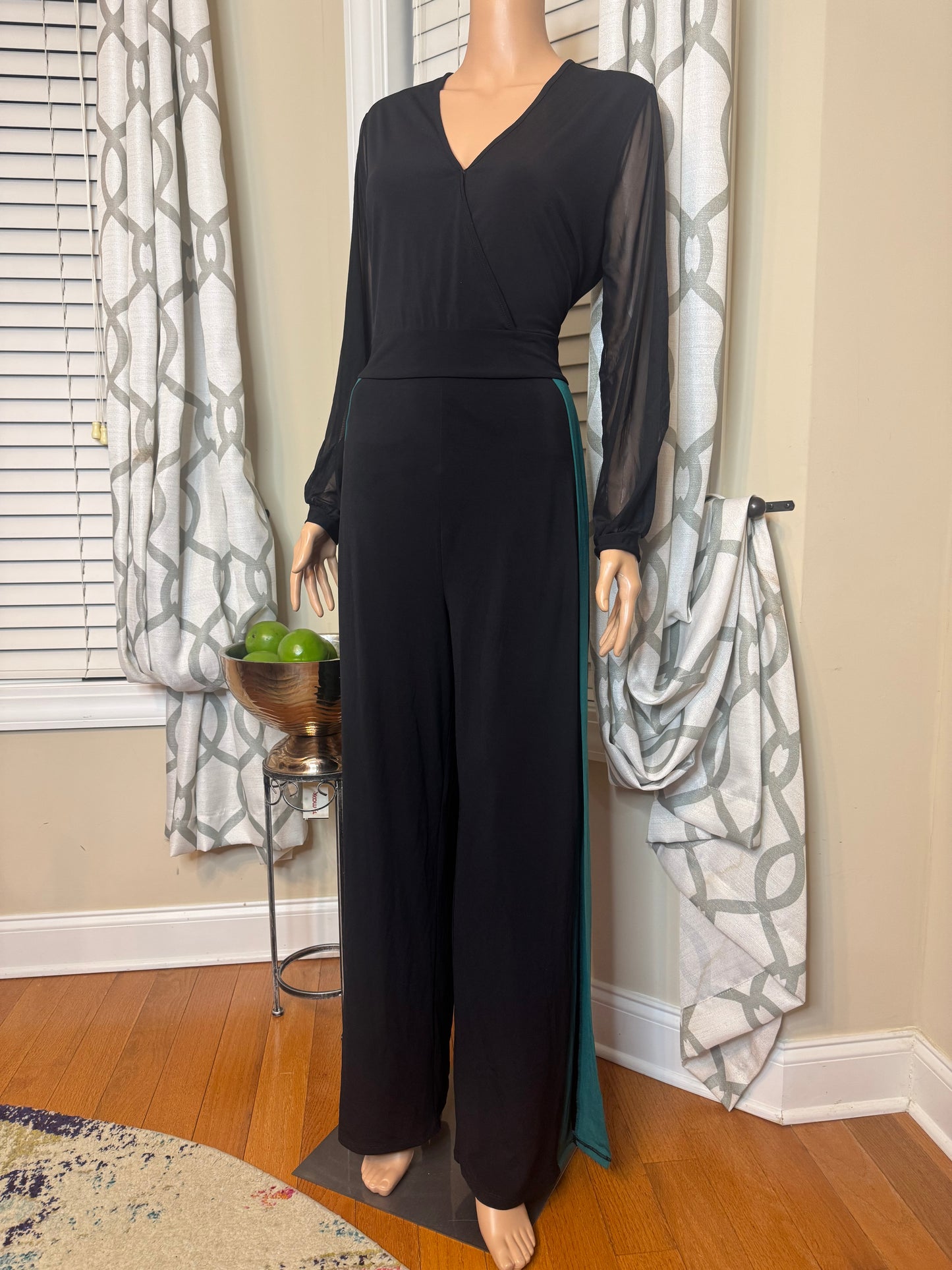 ASHRO Peek-a-Boo Sleeve Romper